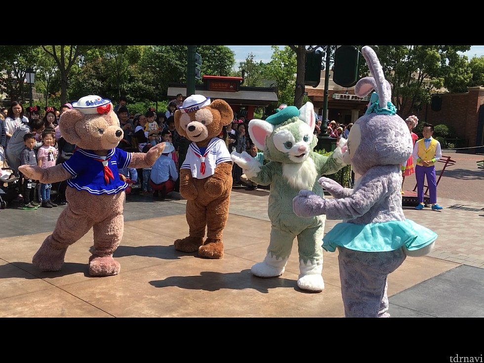 ダッフィー、シェリーメイ、ジェラトーニの順で歓迎の言葉を。写真はシェリーメイ