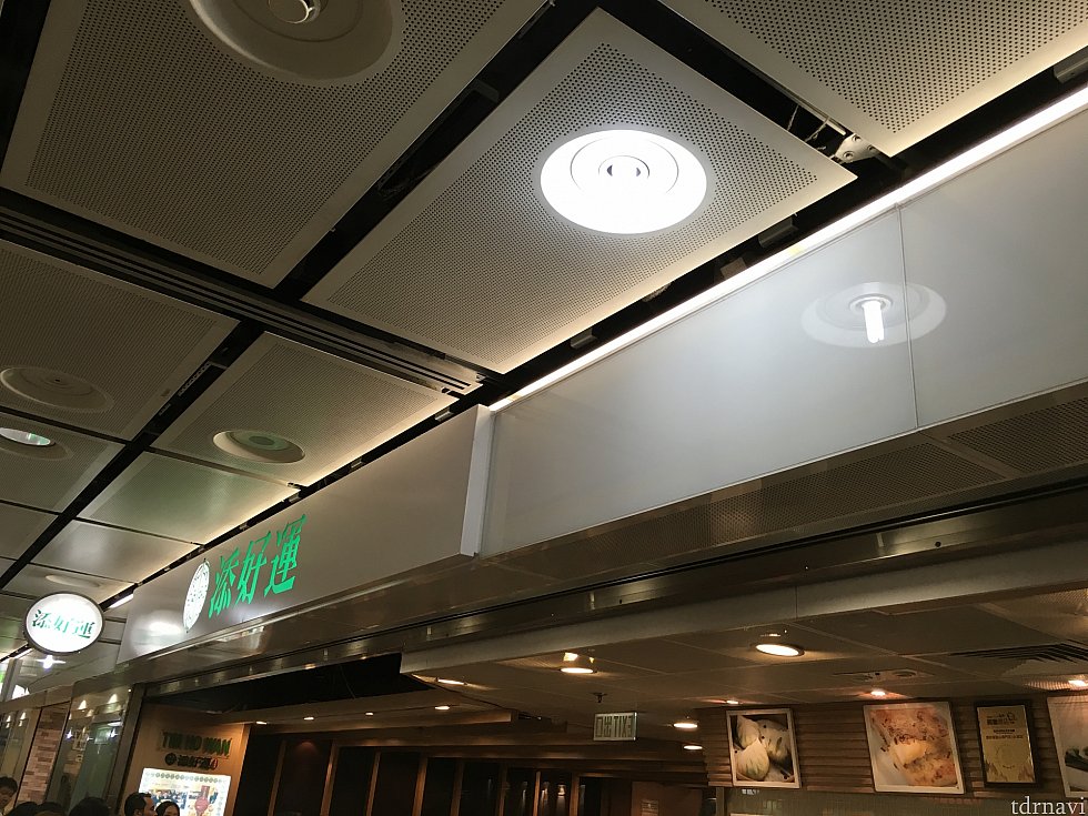 ホンコン駅の構内にはミシュラン1つ星を獲得した点心のお店の支店があります。いつも長蛇の列なので、テイクアウトしてホテルの部屋で食べました!(4枚目の写真のビニール袋がそれです)美味しかったですよ!