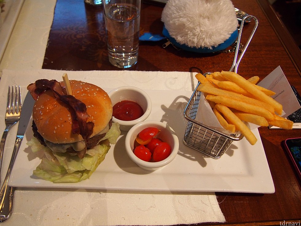 ハンバーガー関係のセット。ポテトも美味しかった!