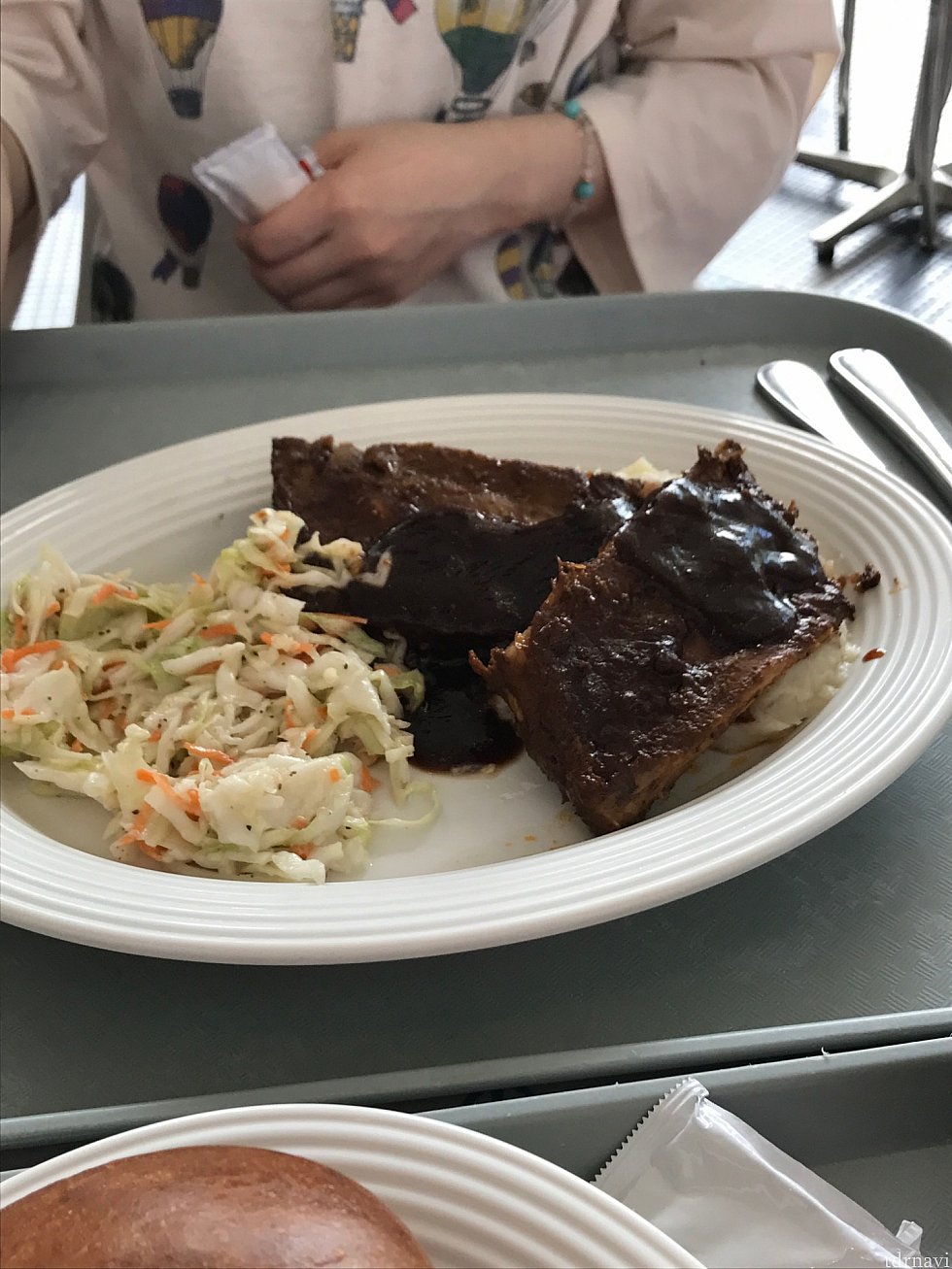 ポークリブです。甘めのソースがいいです。