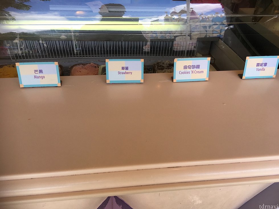 アイスは受取口のケース前で4種類から選べます。私はクッキークリームをチョイス