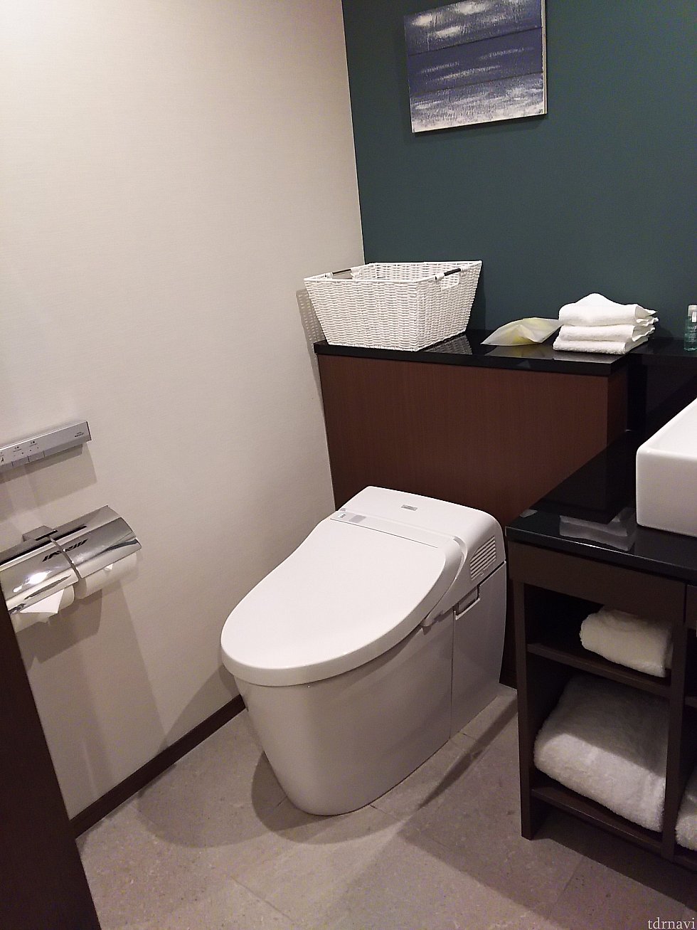 トイレと洗面所は仕切りなし。