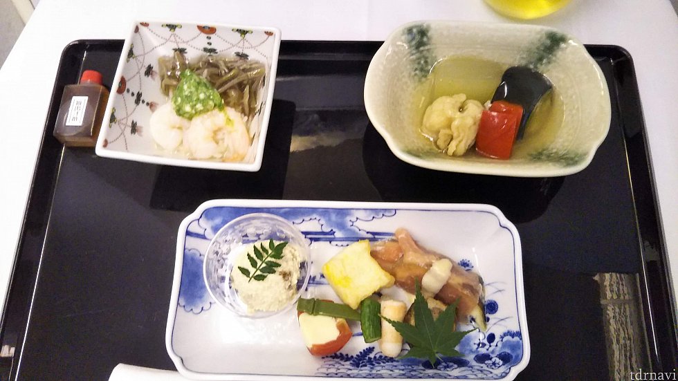 夏なのでハモの煮物。これは、薄味でおいしかった。
ジュンサイの豆乳麺。食欲が無いので食べやすくて良かった。
後は、盛り込みは好きな物だけ食べた。