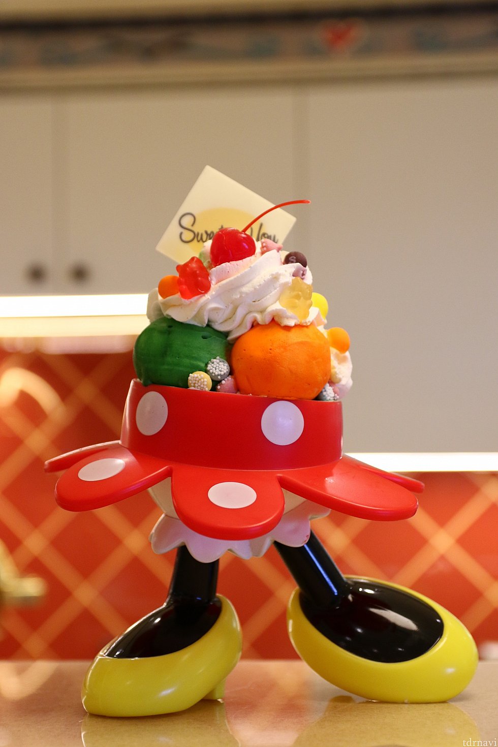ミッキーとミニーのスーベニアが貰えるSignature Sundae
これは両方ともお店にあるサンプルです。