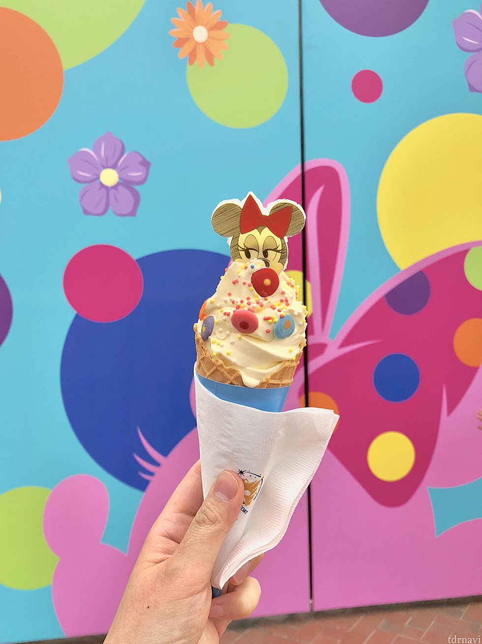 ミニーちゃんのドットソフト。可愛い壁をバックに♡