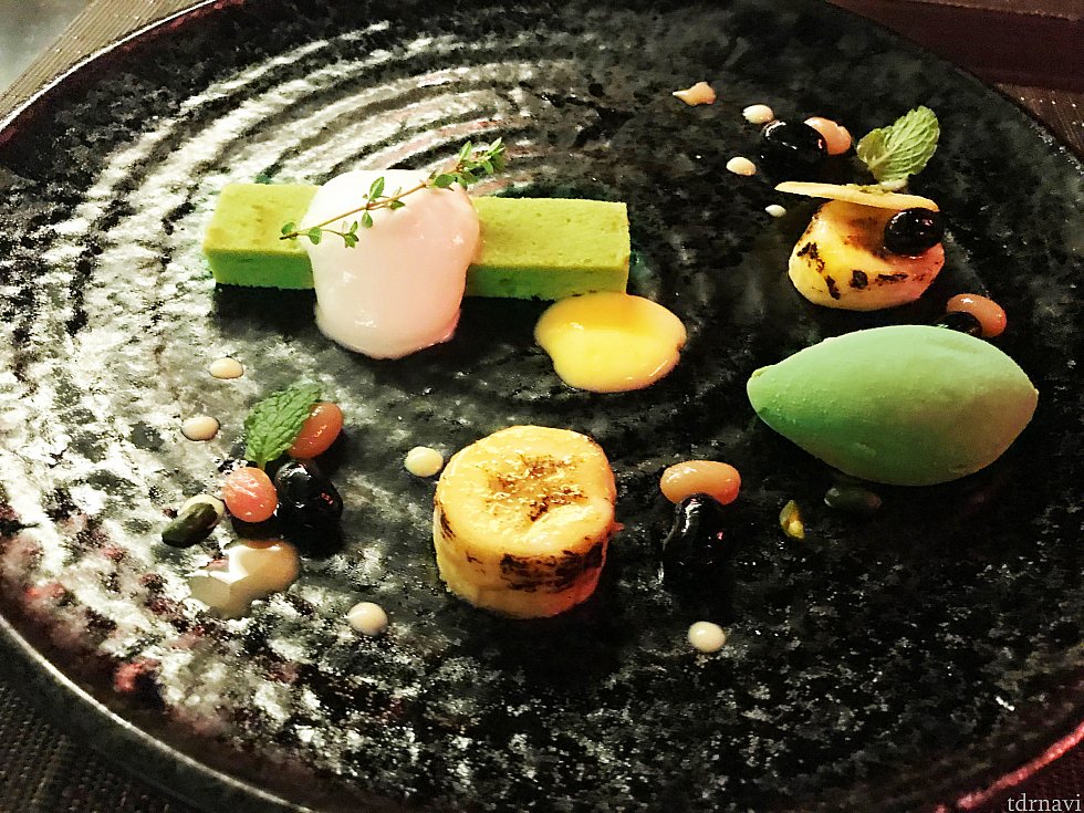 コース「グレイシャスブルーム」
ピスタチオのシフォンケーキと緑茶のアイス
黒豆と白インゲン豆のコンポート