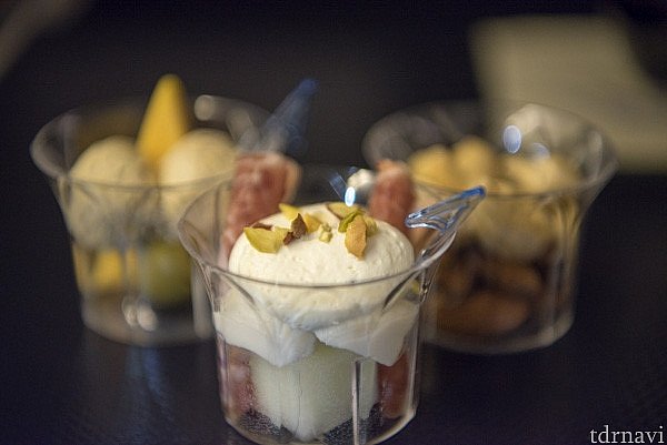 深夜便では1回目の食事はアミューズ(おつまみ程度)になります。ナイフとフォークの付いたしっかりした食事を楽しみたい場合は、昼行便がいいですね。