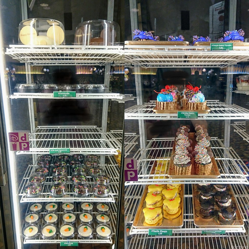 ケーキの棚。他にギリシャヨーグルト、フルーツとシリアル入りのヨーグルトパフェ等も。