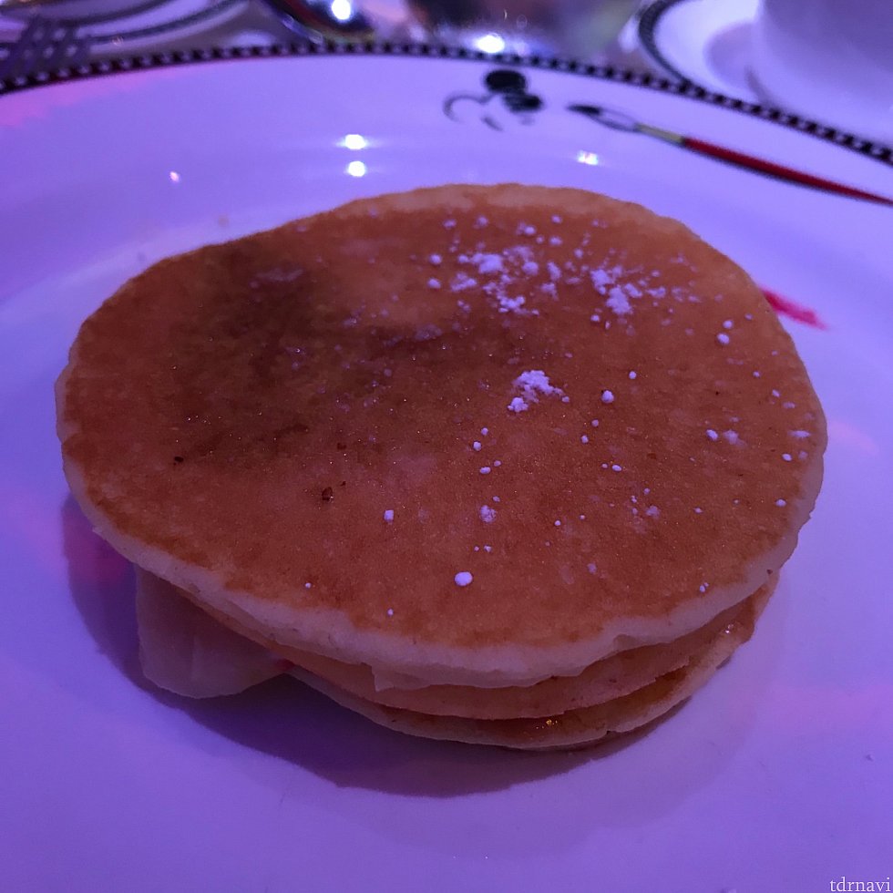 バナナとキャラメルのパンケーキ。
照明がいつも以上に青かったです。