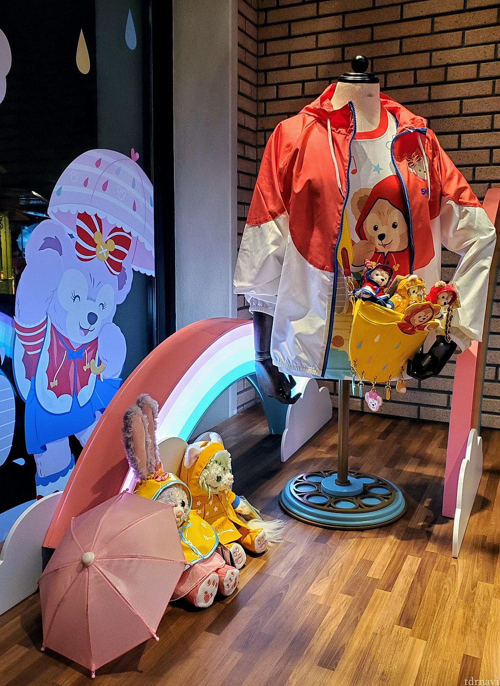 ウインドブレーカーはメイちゃんのポンチョと似たデザイン。