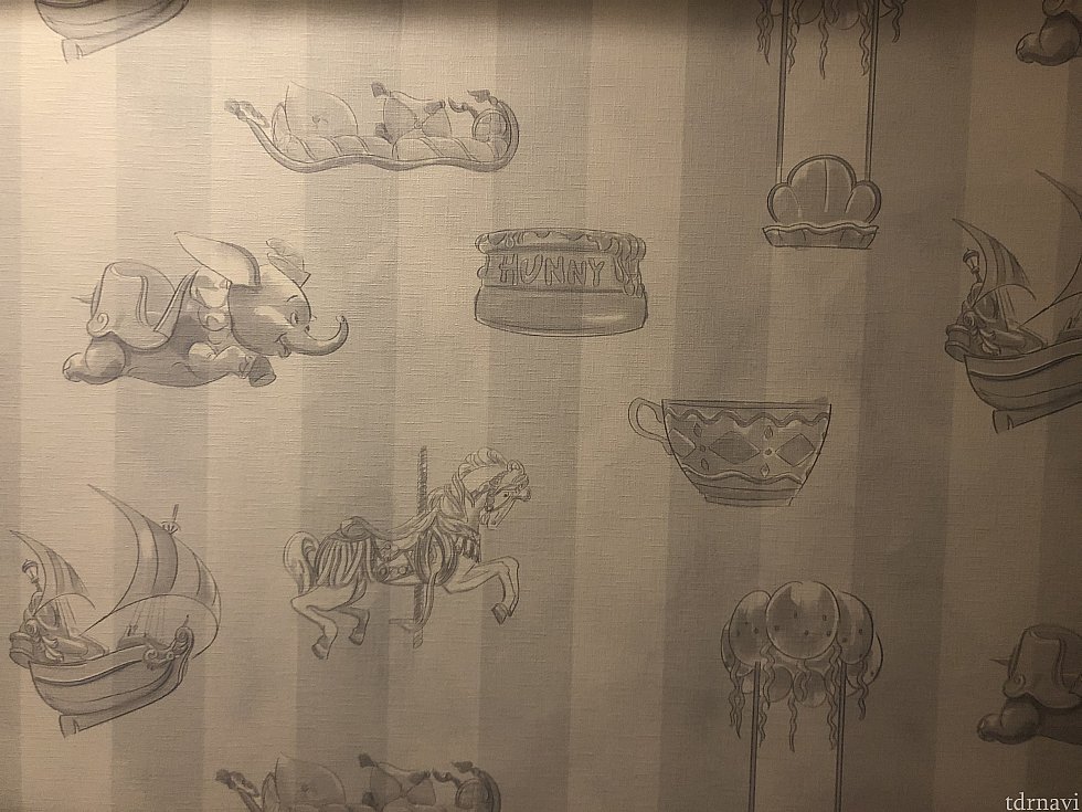 アトラクションのライドが描かれた壁紙。こうゆう細かなデザインが、ディズニーホテルならではですよね！
