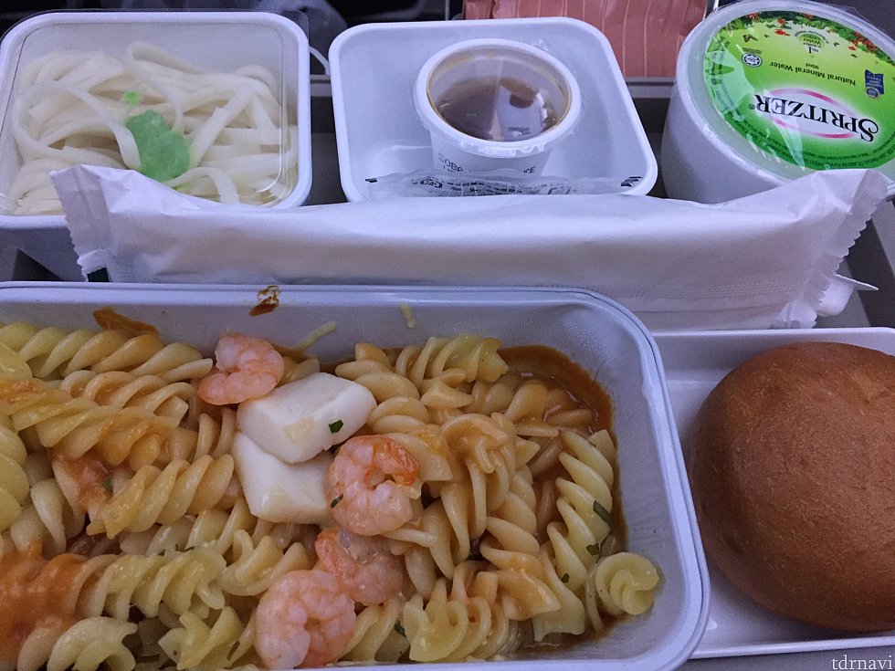 復路の機内食。
シーフードパスタ選択。なかなか美味しかった!
でもいつも思う、なぜ麺が付いてくるんだろう…
