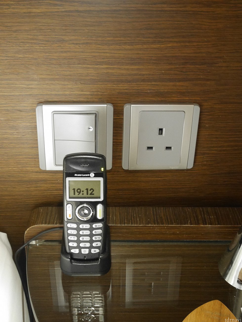 枕元など色んな所にコンセントがあります🔌枕元って重要!
使用にはBFタイプの変換器が必要です。受付で借りれます。