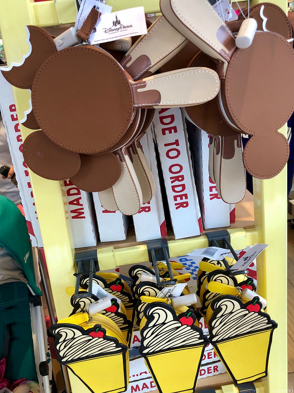 ミッキーシェイプアイスのジッパー付き小物入れ。$19.99