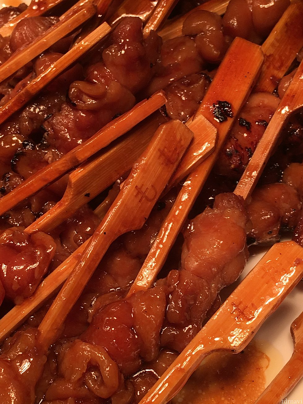 夜の軽食といえば焼き鳥!しかもひらがなで「もも!」流石に笑ってしまった。