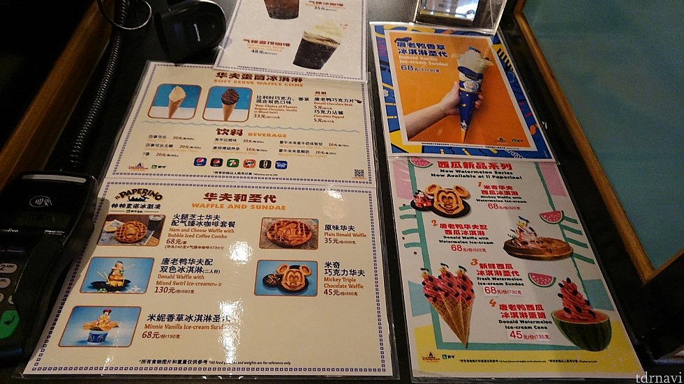 新商品のメニューは、カウンターの上にあります。