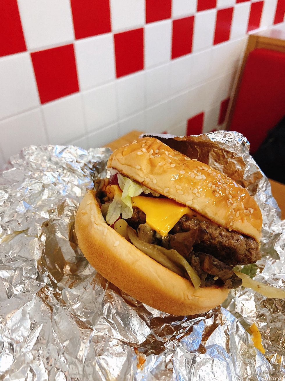 リトルチーズバーガー、7€。見た目で伝わらないかもですが本当においしいです😆