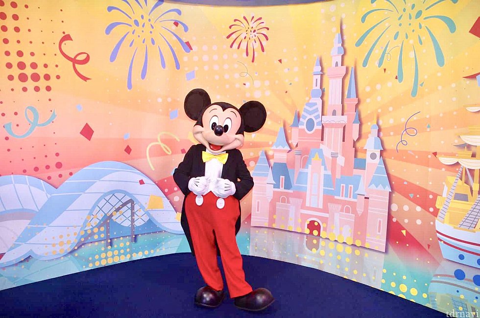 背景がいつもと違い、ノーマルコスのミッキーに会えます。90周年おめでとう!
