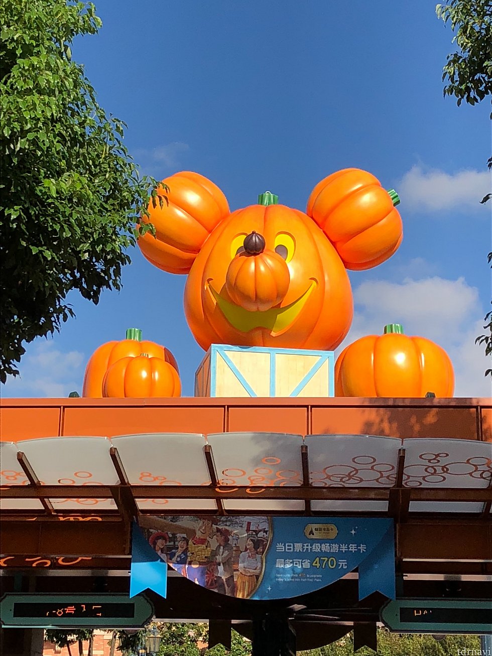 入園ゲートには大きいキャラクターのかぼちゃ!
この日は8:00オープンの日でしたが、アーリーはなく荷物検査オープンは7:50過ぎでした。
私は7:50に荷物検査に並び、入園出来たのは8:20。