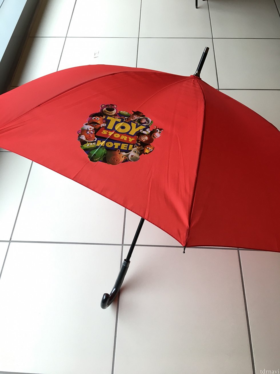 雨が降っていたらベルデスクで傘を貸してもらえます。