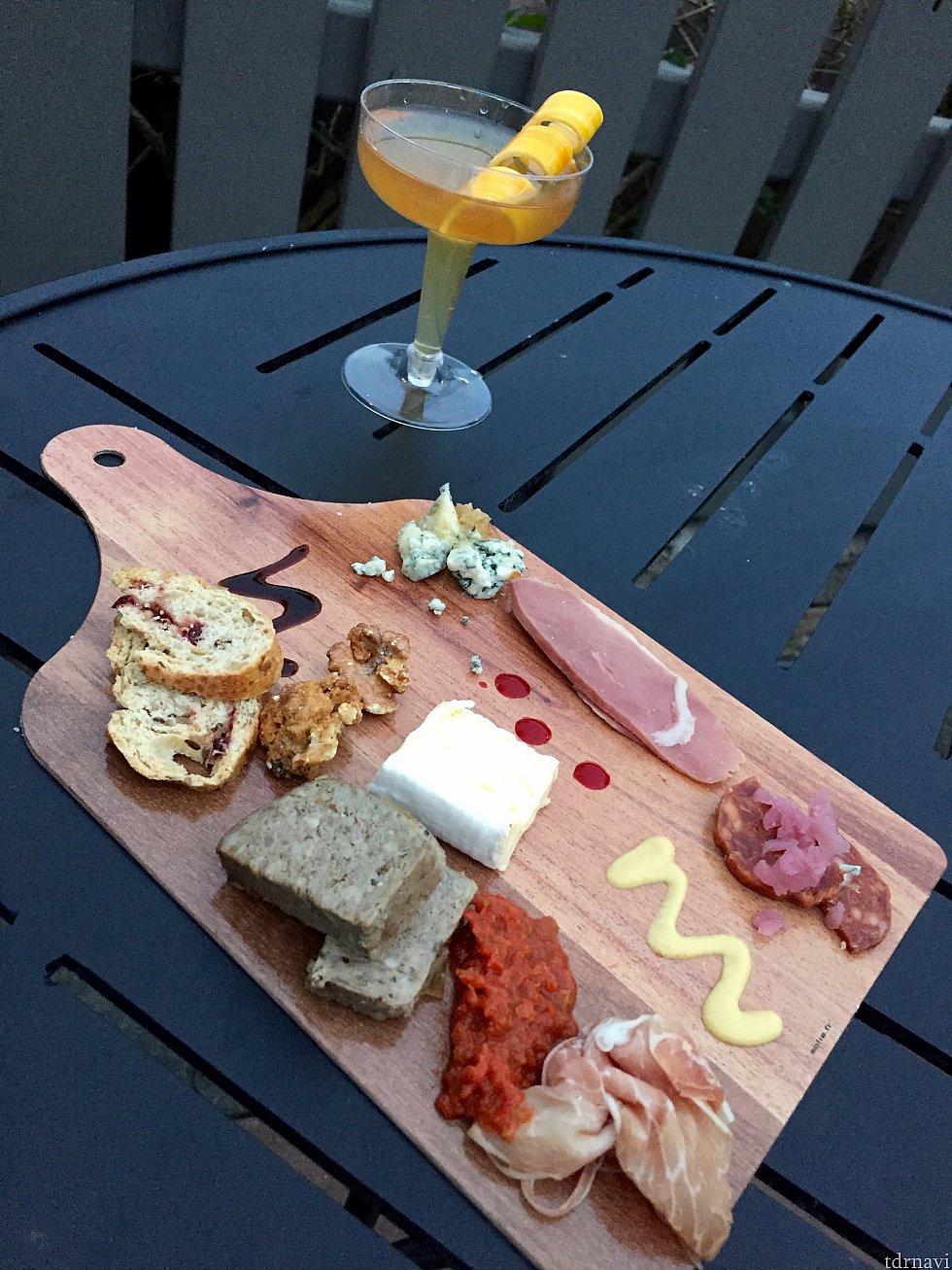 パレットに乗せられてチーズや生ハムなどの、Charcuterie Palette。鴨の胸肉の薫製や、ハチミツのかかったブルーチーズ、シュガーコーティングされたクルミなど、各アイテムが繊細で美味しいんです。