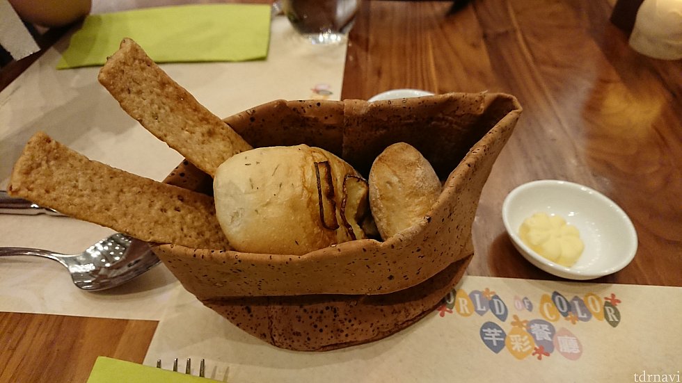 袋に入ったパンがやってきました。