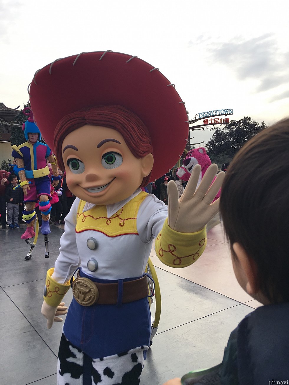 パレード中はたくさんのキャラがハイタッチしてくれます