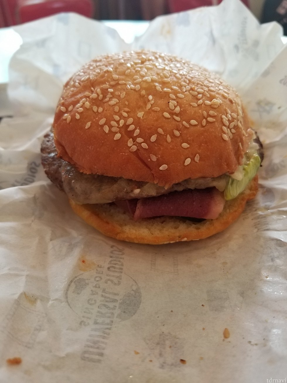ベーコンチーズバーガー!
ベーコンの色のピンクさが味の濃さを物語っています。