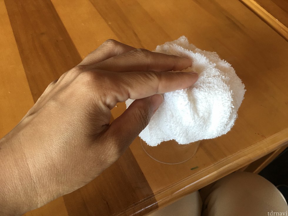 作り方は円柱に輪ゴムどめされたタオルをはじから中央に持っていくと…