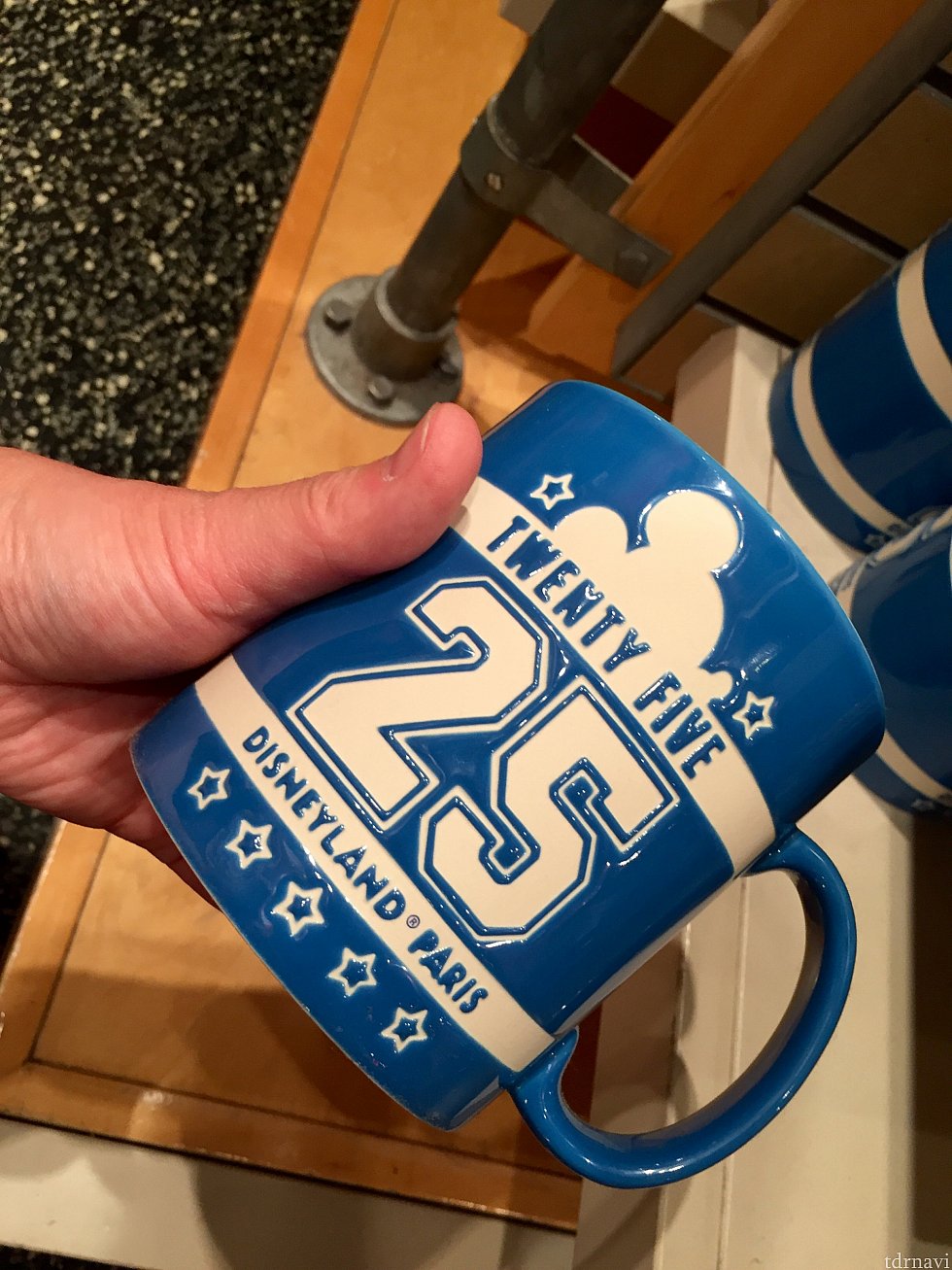 カレッジぽいデザインのこのマグは14.99ユーロ。