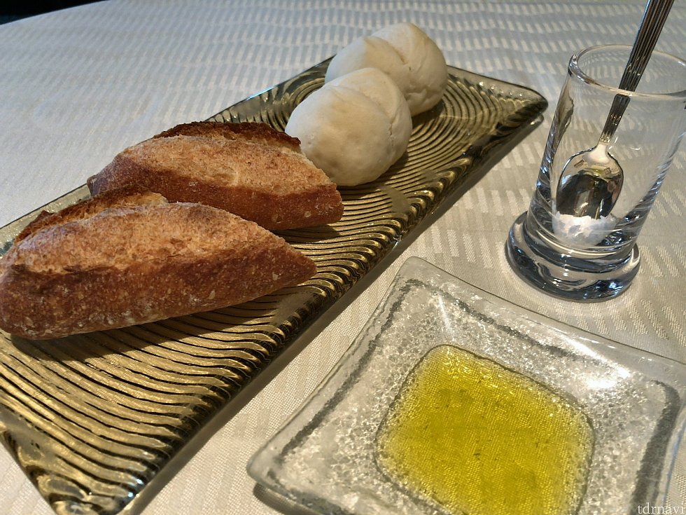 パンはオリーブオイルと共に!お好みで岩塩を入れて