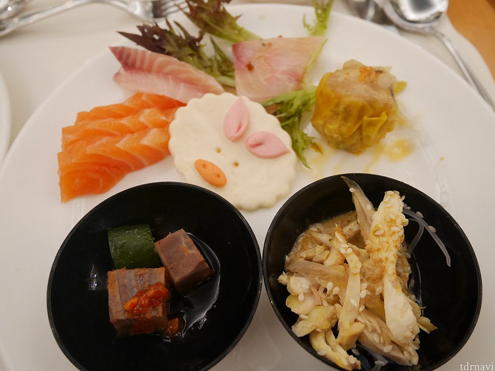 平たいブタさんは肉まんの皮の周りって感じでした。
