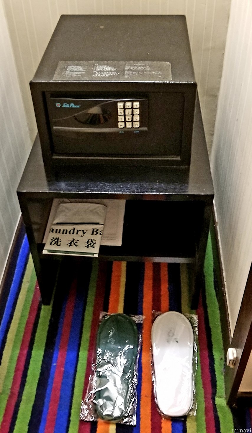 クローゼット内にある金庫。好きな4桁の番号を入力⇒LOCKを押せば閉まります
