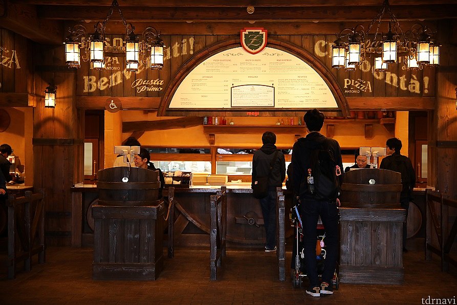 カウンターです!
開店間もないのでレジも空いています♪