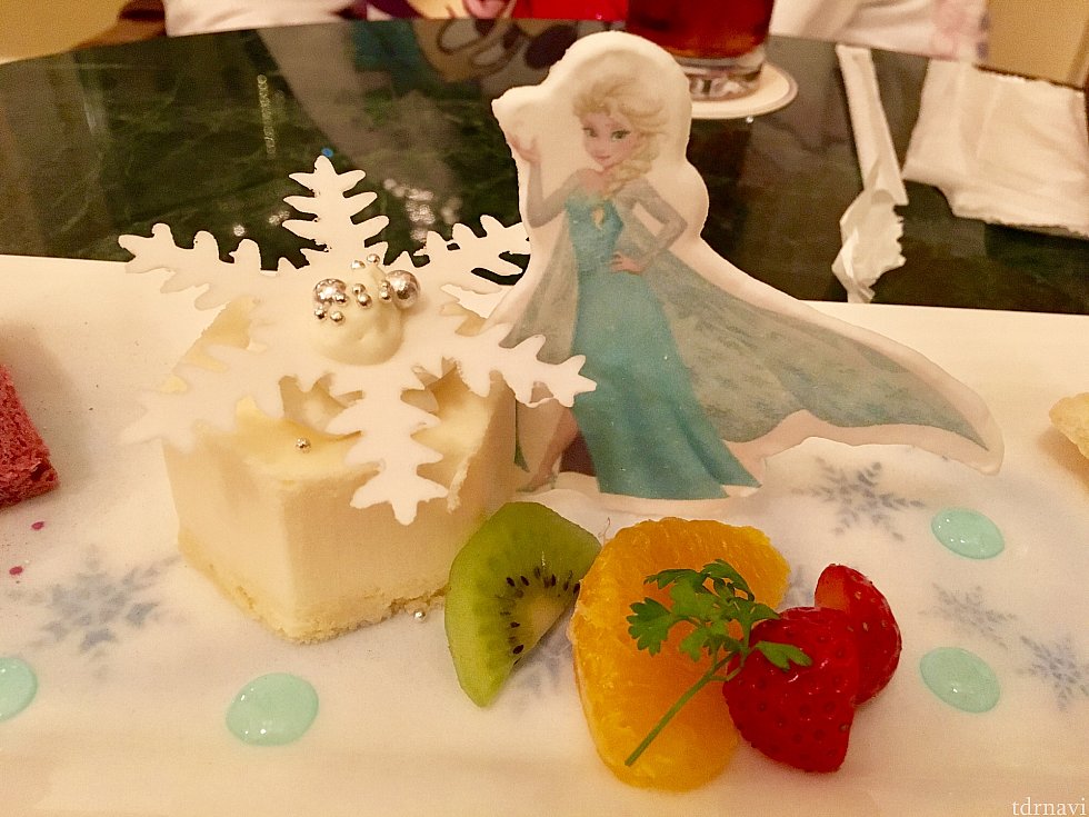 レアチーズムースにフルーツを添えて。エルサはお砂糖(?)で出来てるので食べられます。ムースの上の雪の結晶も食べられます。