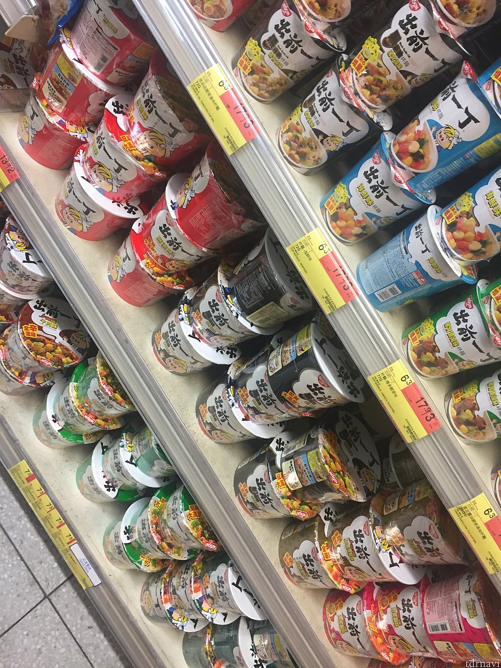 地下のスーパー。香港人大好き出前一丁!電気ケトルもお部屋にあります。このスーパー、フルーツやヨーグルト等豊富な品揃えです。