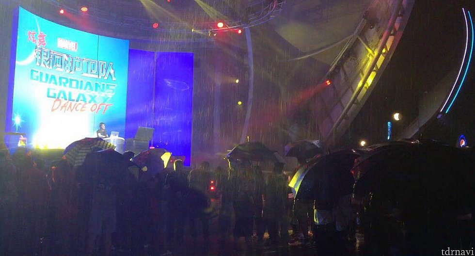 大雨のなか沢山のゲストが観ていました。みんなズブ濡れです😓