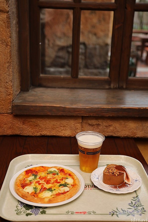 別の日のランチです!
ピザとビール、デザートをオーダー
気軽にアルコールが飲めるのが嬉しいですね♪