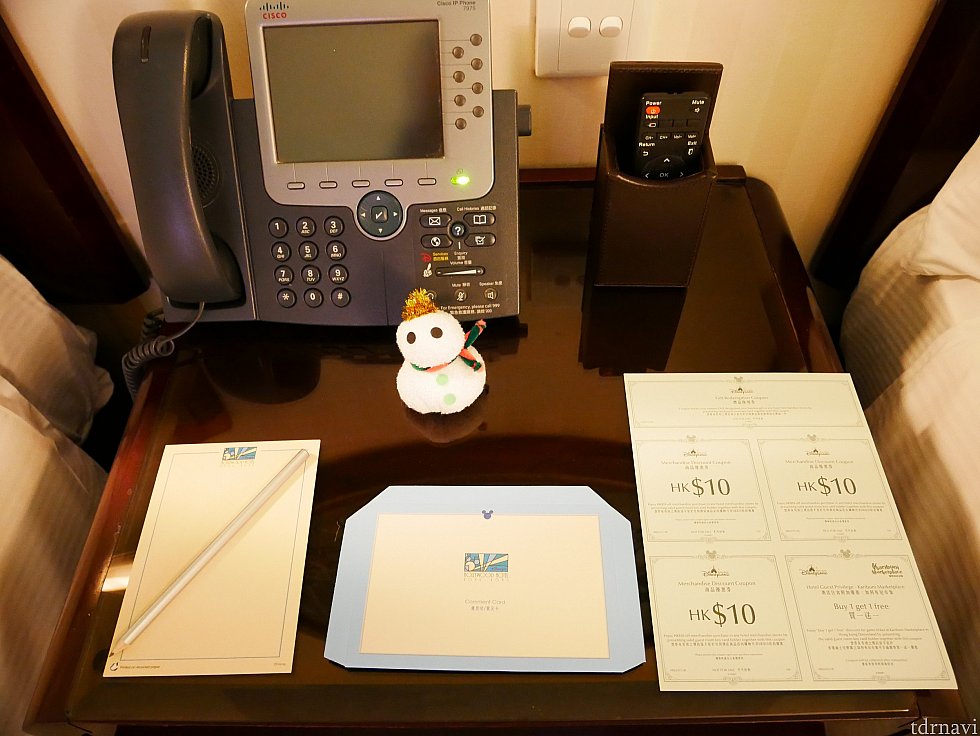 電話の所にはタオルアートのスノーマンとクーポンがありました。
