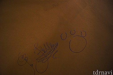 テーブルクロスに落書きしてくれました