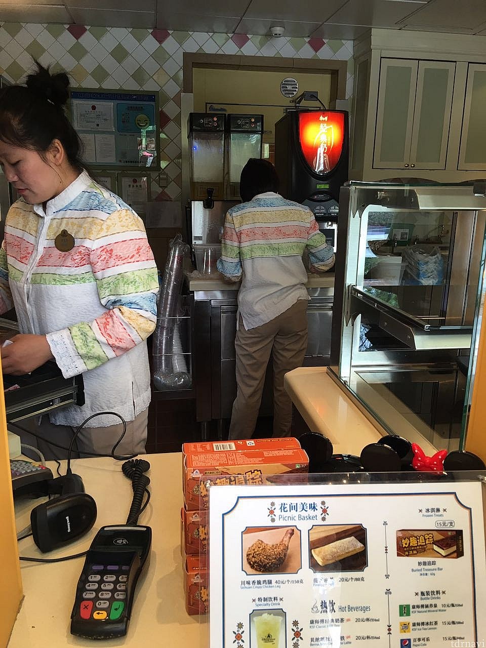 小さいお店ですが、中はやはりお店っぽい!