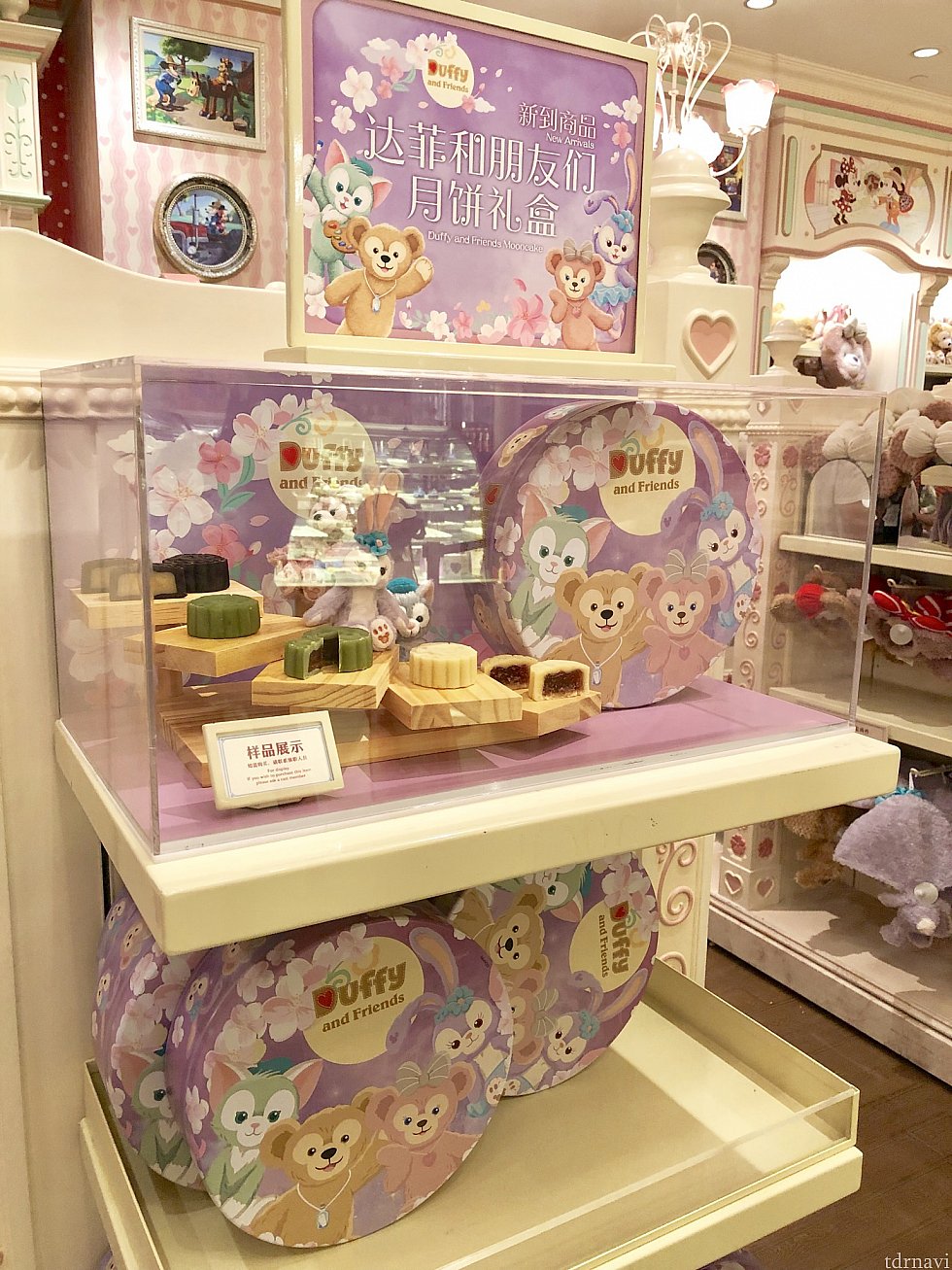 ダッフィーたちの缶が可愛い月餅🥮この写真では見えにくいですが、月餅の表面にもダッフィーの顔が!