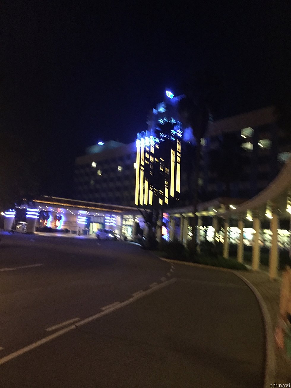 夜、ハリウッドホテルに着いた時の様子 ぶれていてごめんなさい!