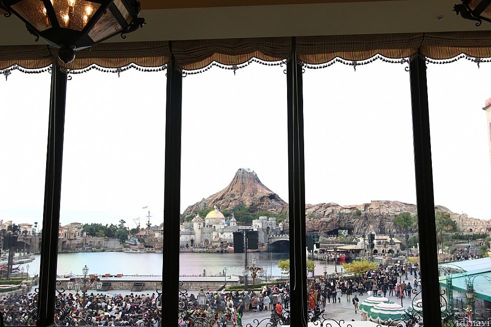 ディズニーホテルの中では間違いなく1番のロケーション。席数が少ないのでランチもディナーも割と予約困難ですがもし予約が取れたら至高の時間が楽しめるかもしれません。