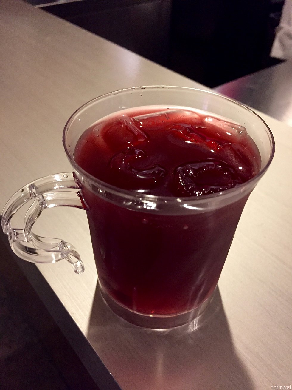 Pomegranate Mule featuring the ginger people ginger beer and Van Gogh Vodca. ザクロが入ったウォッカ系のアルコールドリンク。ジンジャーの風味がかなり強いドリンクです。僕は嫌いじゃなかったです。ゴッホの名前の付いたウォッカがベース。