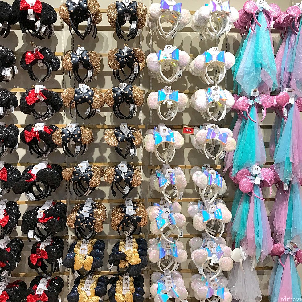 スプリングスのWorld of Disney。壁一面にカチューシャが!右のチュール付きがユニコーンカラー