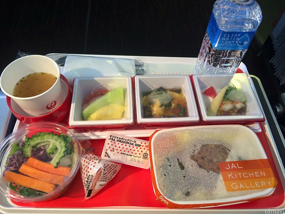 行きのエコノミー機内食です!