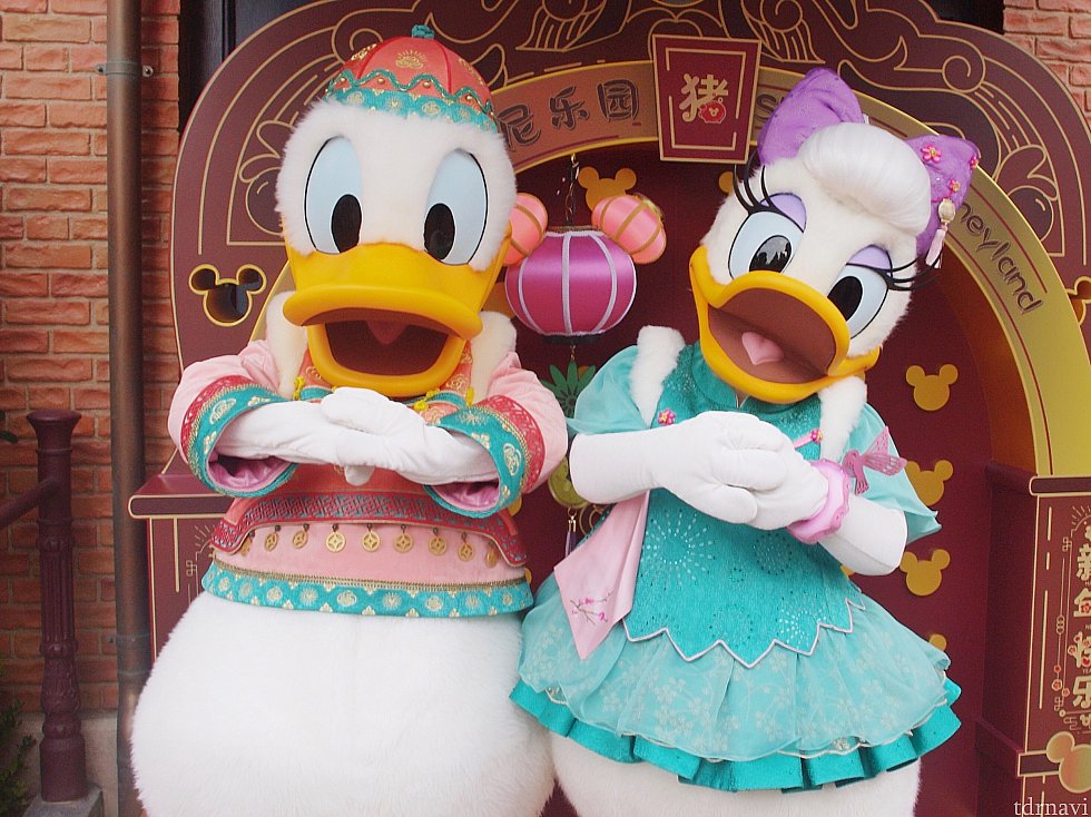 デイジーに前髪が!!リボンもバングルも可愛い♡
ドナルドにはコインがたくさん!