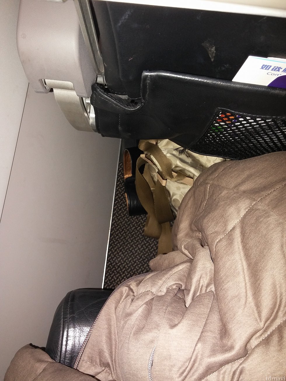 【香港エクスプレス】またまた鞄が見苦しいですが、コート膝に掛けるとあまり余裕なし。
