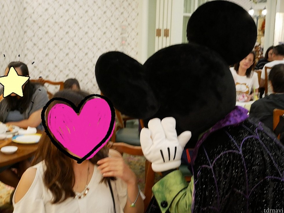 最初『17才!』と言ってみたらどっかに言っちゃいました(笑)
その後戻ってきたあとも何度も聞くので本当の年齢を教えると、近隣の席や通りすがりのキャストさん全員に『この子〇〇才なんだって~~』と暴露されました
でもそんなところもかわいいです😍